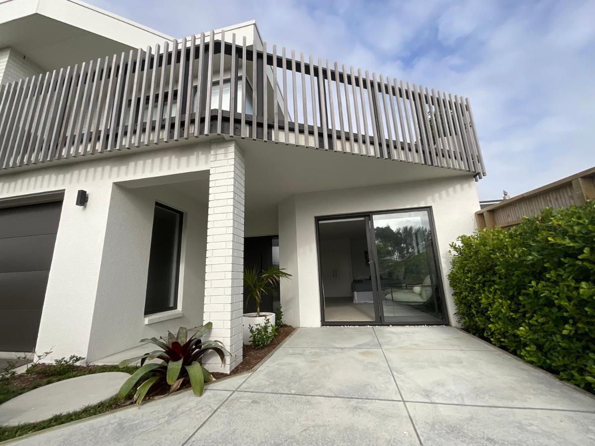 Deluxe Downtown Mount Maunganui Villa Exterior photo